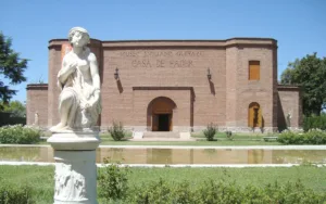 Museo-y-estatua